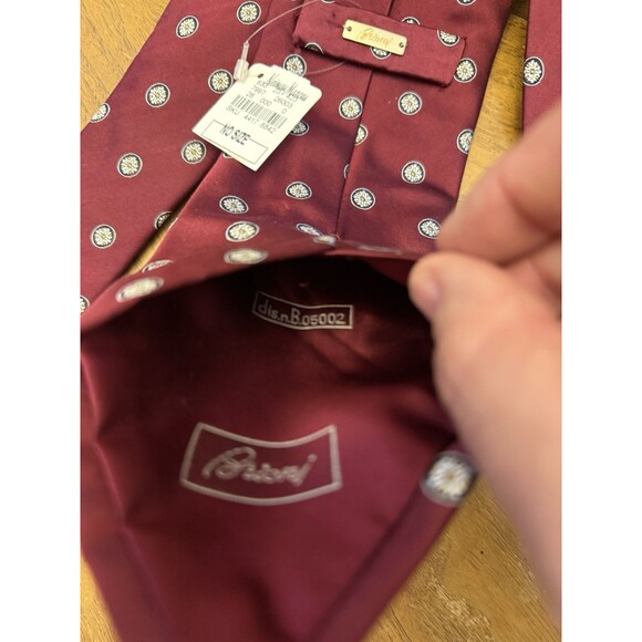 New With Tags! Vintage BRIONI Maroon Silk Medallion Tie Handmade Italy - Picture 6 of 6